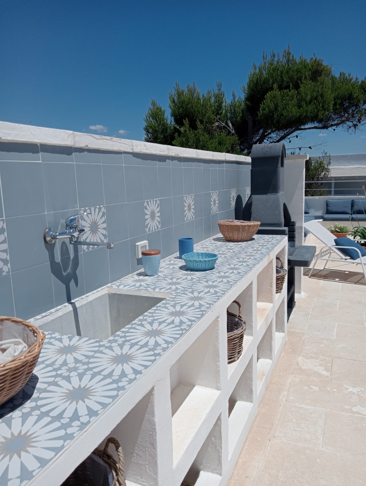 Cucina esterna con maioliche